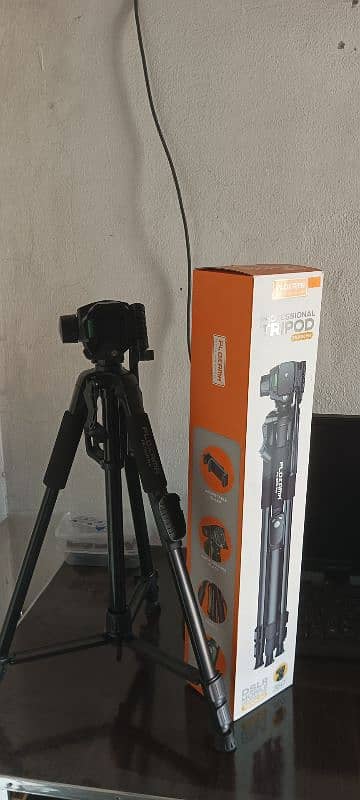 Professional Tripod for camera and mobiles 0