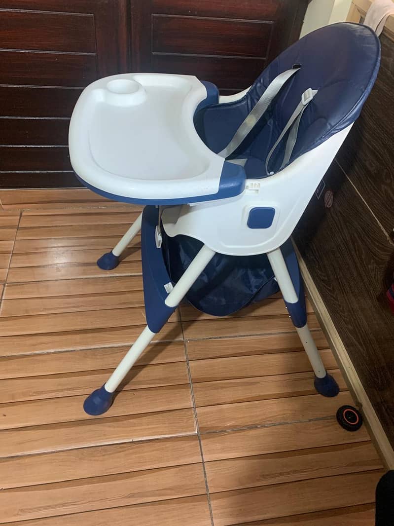 Baby high chair completely new 2