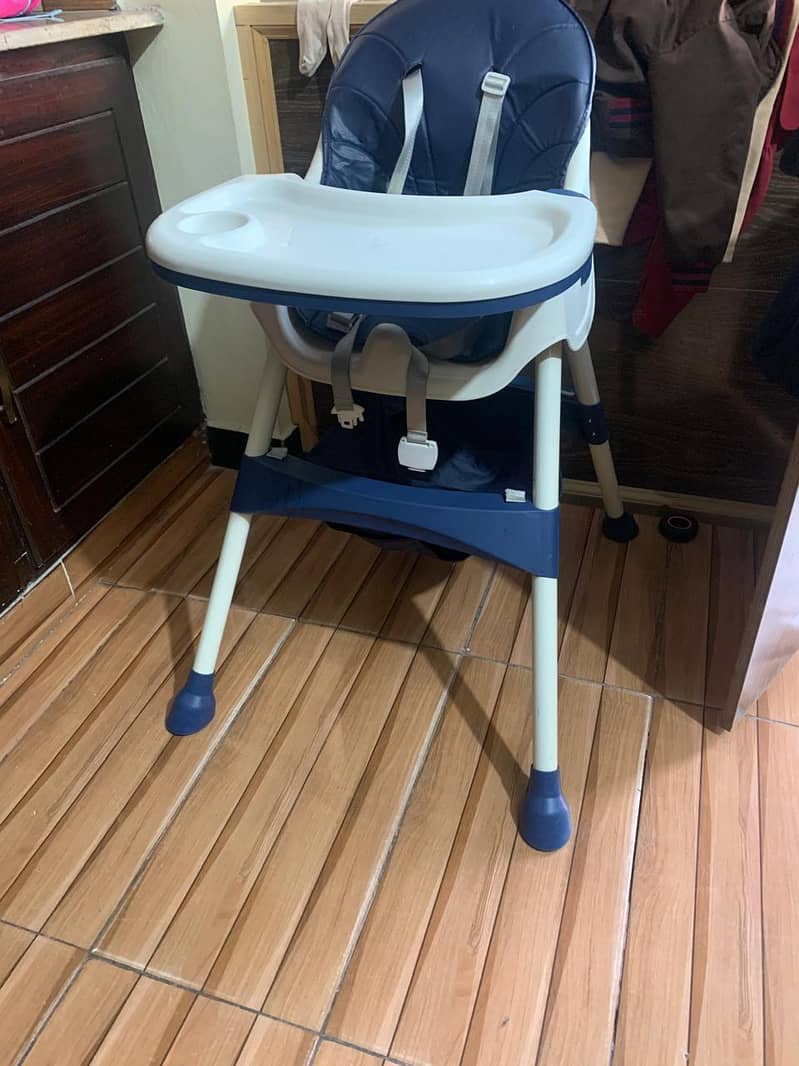 Baby high chair completely new 3