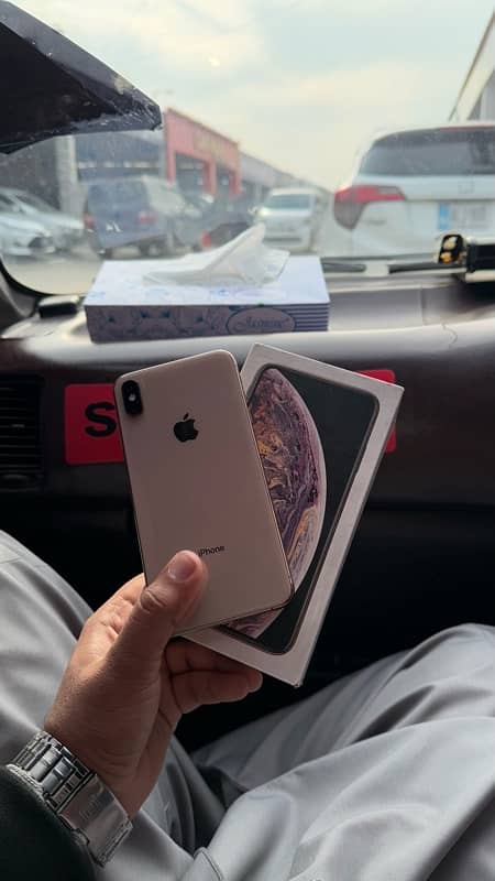 iPhone xsmax 256gb approved with box 0