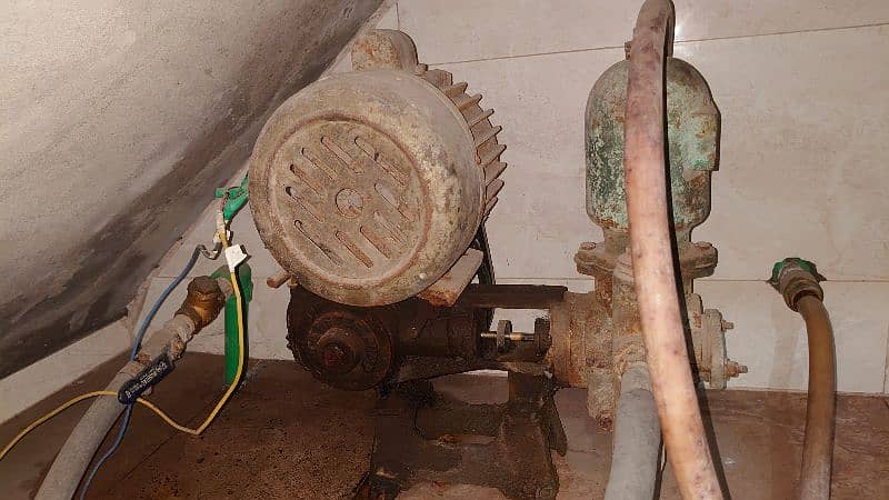 Water donkey pump in good working condition. 1