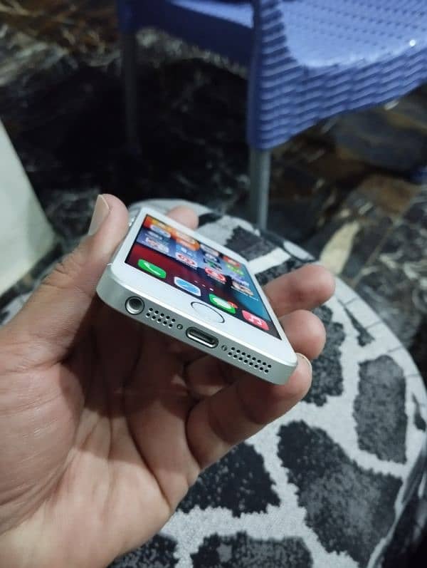 Iphone SE just like new 2 month sim JV 1