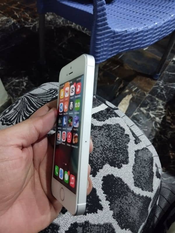 Iphone SE just like new 2 month sim JV 5