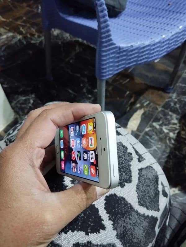 Iphone SE just like new 2 month sim JV 6