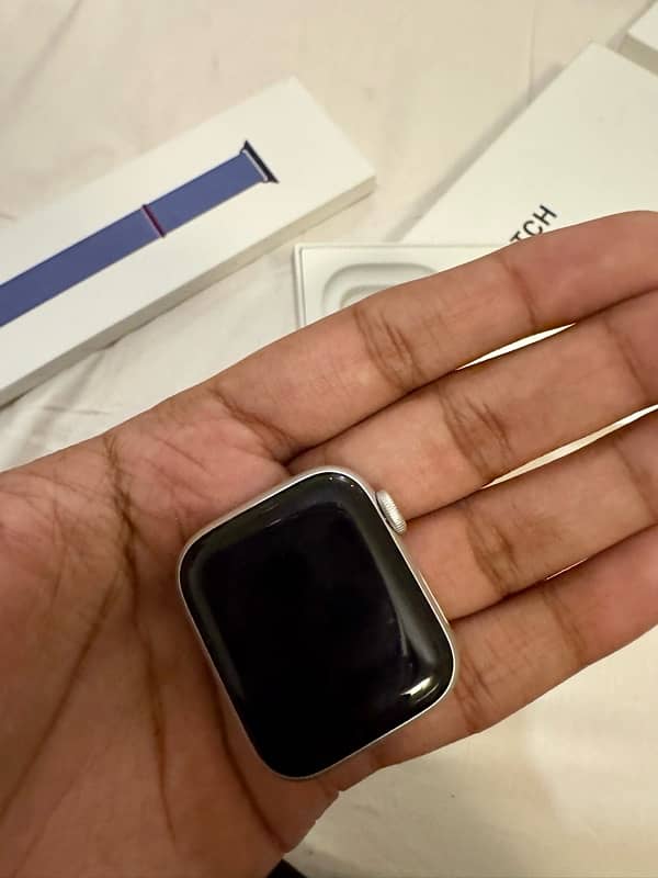 Apple Watch SE (2nd Generation) 40mm Brand NEW 1