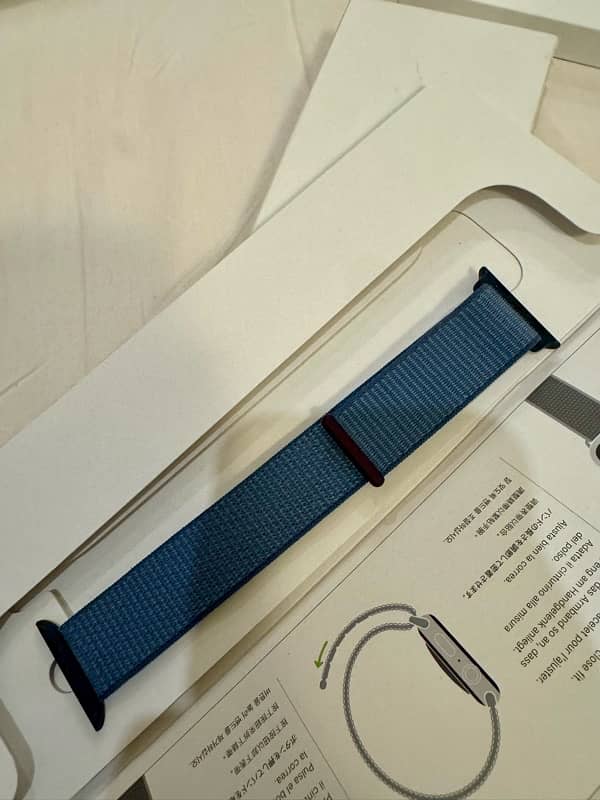 Apple Watch SE (2nd Generation) 40mm Brand NEW 3