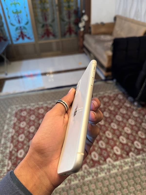 iphone 11 white color 64 gb 2