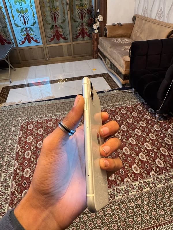 iphone 11 white color 64 gb 6