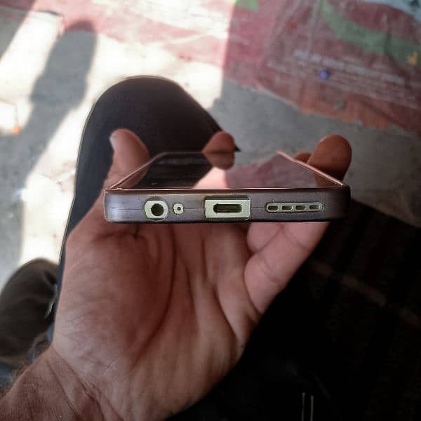 mobile all original hai 8+8-128 me hai daba charger Sath hai 2