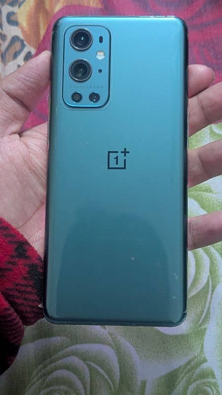 I'm selling OnePlus 9pro with green line, having 8/256 memery. 2