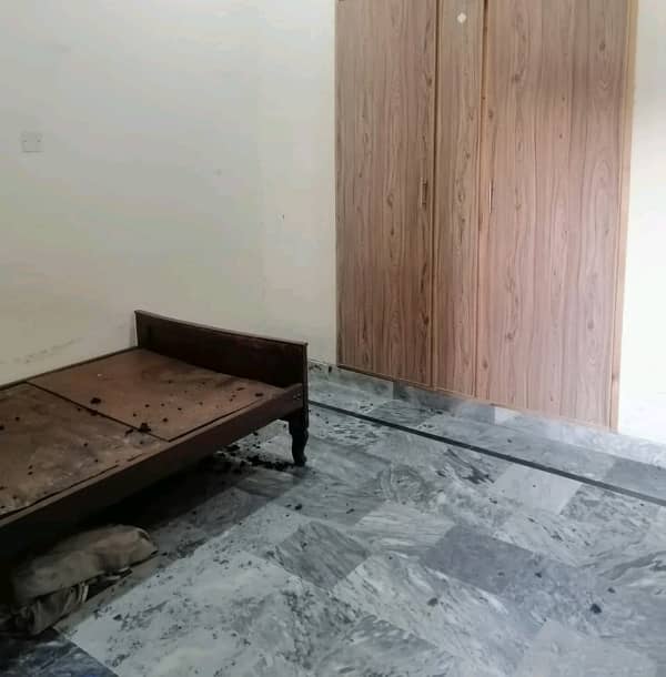 200 Square Feet Room for rent in Model Town 0