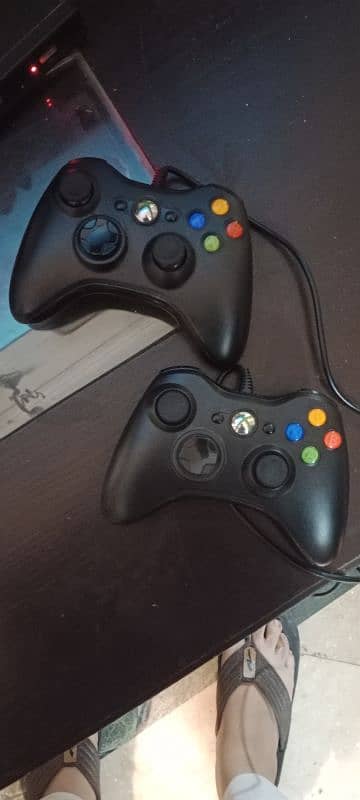 Xbox 360 in good condition with 2 joy stricks 0