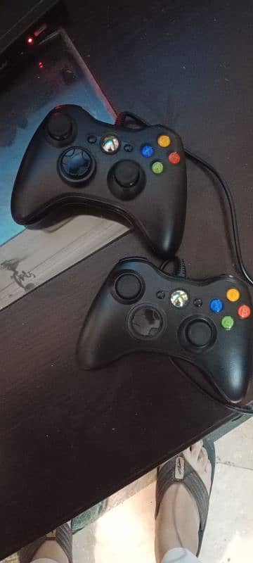 Xbox 360 in good condition with 2 joy stricks 1