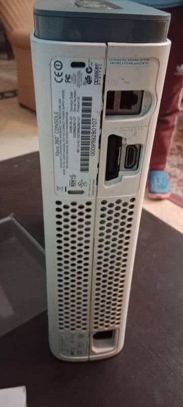 Xbox 360 in good condition with 2 joy stricks 2