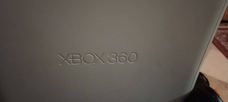 Xbox 360 in good condition with 2 joy stricks 3