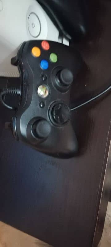 Xbox 360 in good condition with 2 joy stricks 4