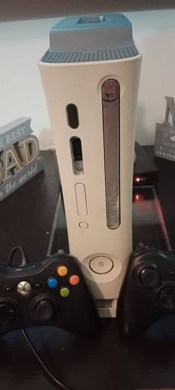 Xbox 360 in good condition with 2 joy stricks 5