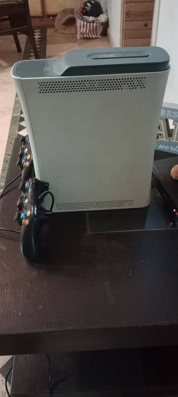 Xbox 360 in good condition with 2 joy stricks 6