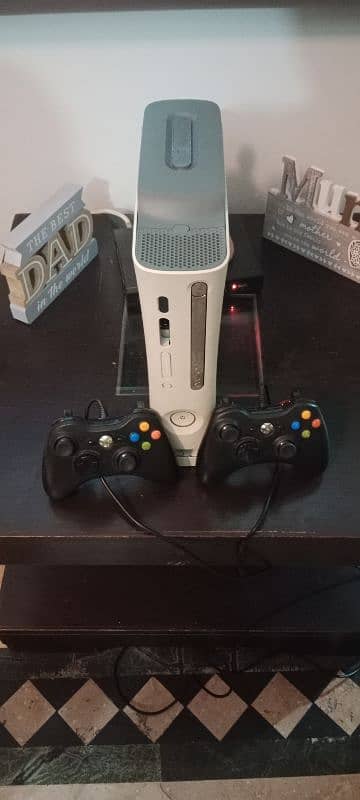 Xbox 360 in good condition with 2 joy stricks 7