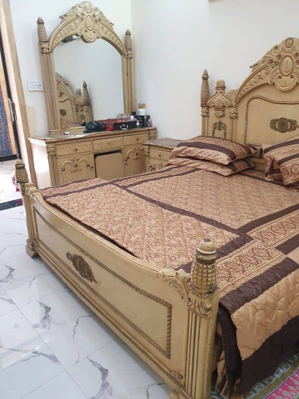 complete bed set with dressing table. 2