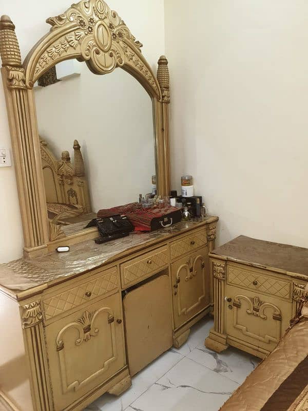 complete bed set with dressing table. 4