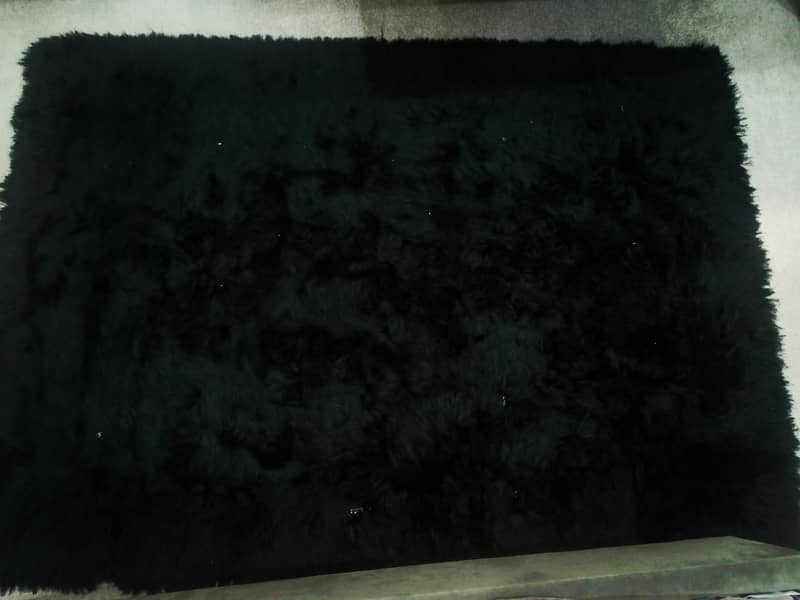 Shaggy black rug 0