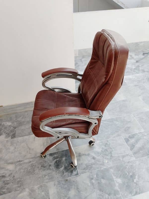 Executive Office Chair in excellent condition 1