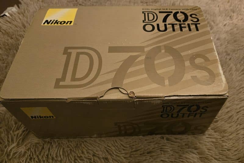 Nikon D70S With complete accessories. 2