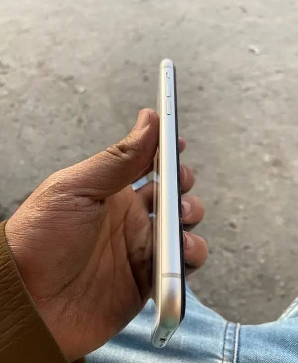 iPhone XR 64GB Pta Approved 3