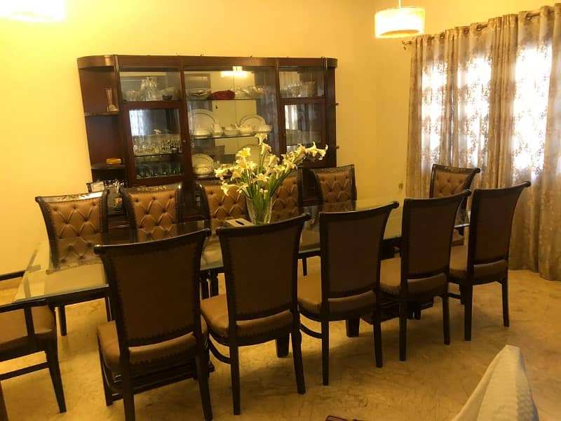 666 Yards Well Maintained Bungalow For Sale in DHA Phase 06 6