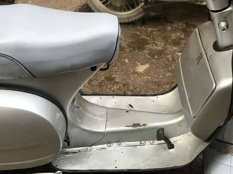 vespa sprint 84 model Karachi number 2