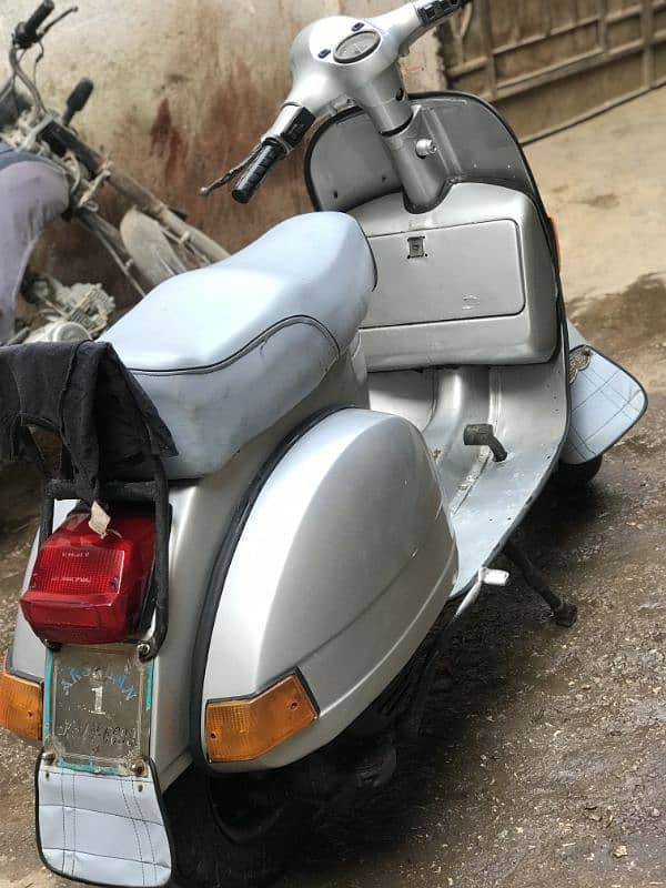 vespa sprint 84 model Karachi number 5