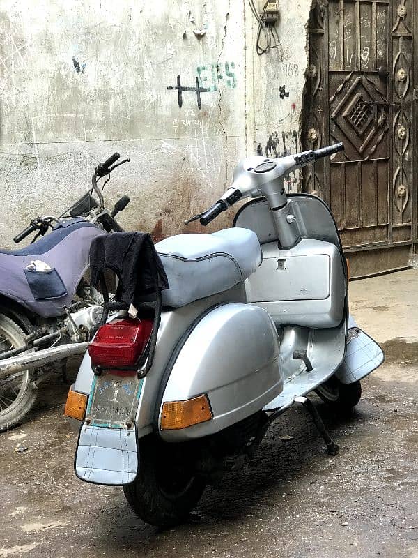 vespa sprint 84 model Karachi number 6