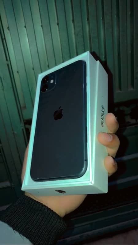 Iphone 11 Factory Unlock  Complete box 64 Gb 2