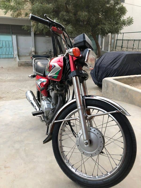 salling my bike honda c. g 125 perfect condition reasonable price. 2