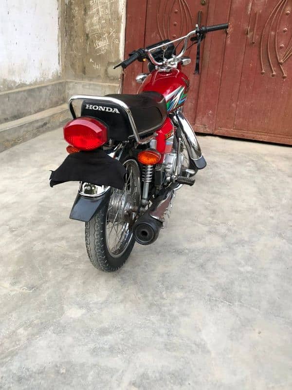 salling my bike honda c. g 125 perfect condition reasonable price. 4