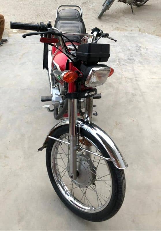 salling my bike honda c. g 125 perfect condition reasonable price. 5