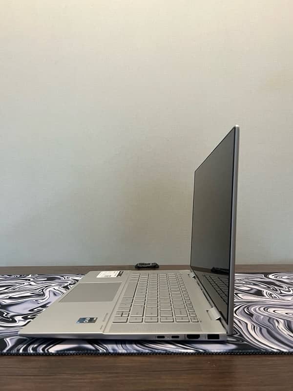 HP Envy 15 x360 ci5 12gen 8gb ram 256gb SSD 5