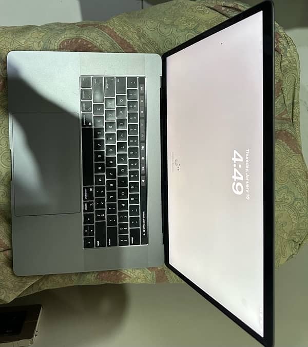 Macbook Pro 2019 I9 32gb ram 512 SSD 3