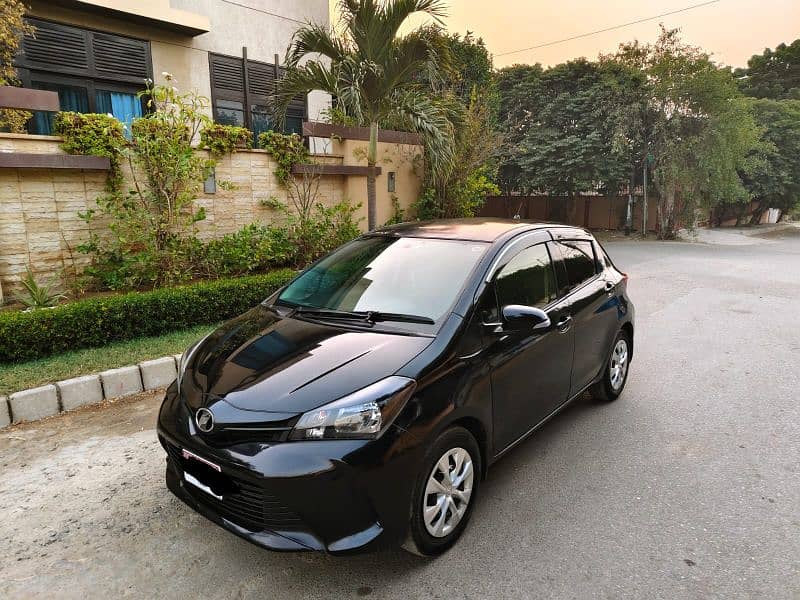 TOYOTA VITZ F-1.0  MODEL 2015 REG. 2018(NOV) ORIGINAL (B2B) BLACK COLR 2