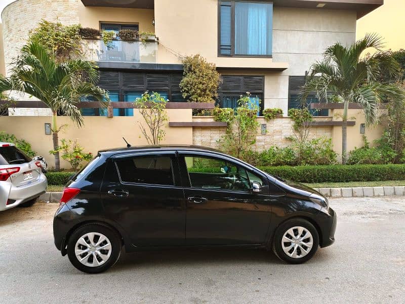 TOYOTA VITZ F-1.0  MODEL 2015 REG. 2018(NOV) ORIGINAL (B2B) BLACK COLR 9