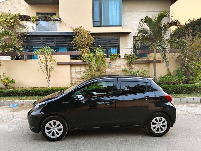 TOYOTA VITZ F-1.0  MODEL 2015 REG. 2018(NOV) ORIGINAL (B2B) BLACK COLR 13