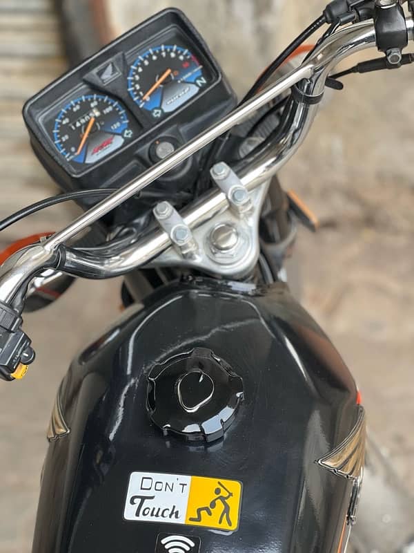 Honda 125 Black new condition 2