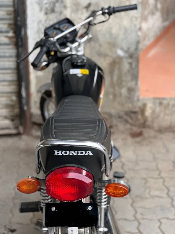 Honda 125 Black new condition 5