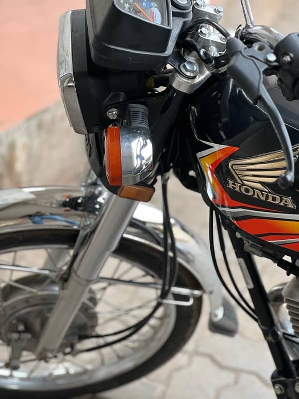 Honda 125 Black new condition 7