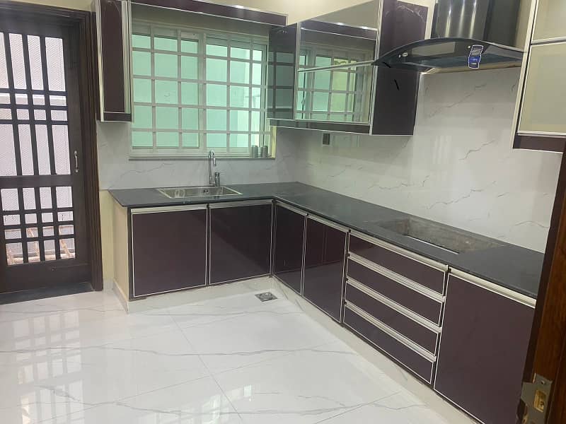 10 MARLA BASEMENT FULY FURNISH IN BAHRIA TOWN LAHORE 3