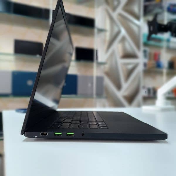 RAZER BLADE RZ09-02 CORE i7  8TH GEN 16GB RAM, 512GB SSD, 143hz displa 4