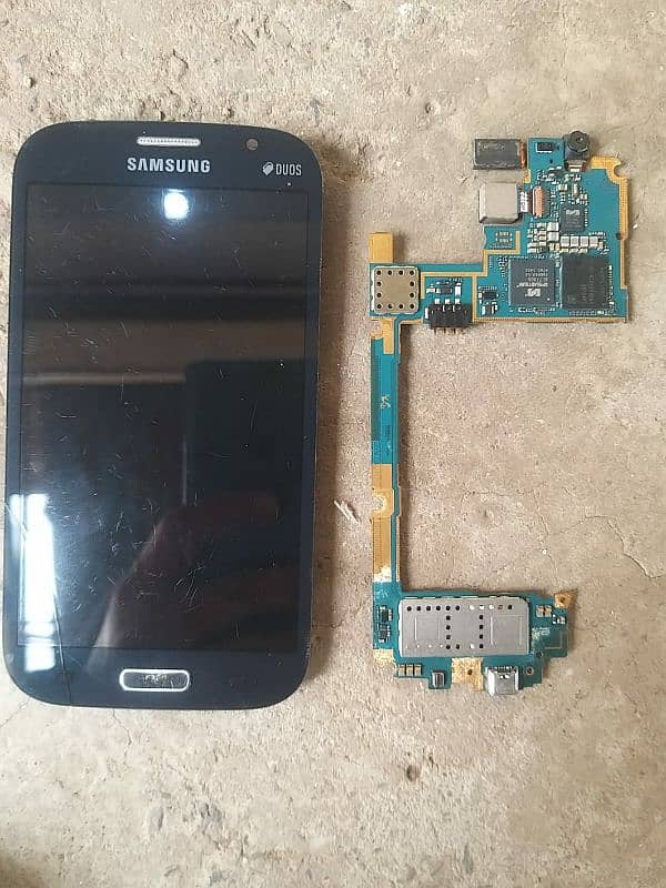 Samsung Glaxy Grand i9082 0