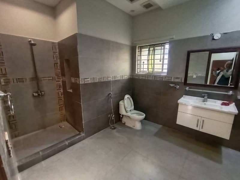 1 Kanal Upper Portion for Rent in DHA Phase 7 3 Beds, 3 Bathrooms 5