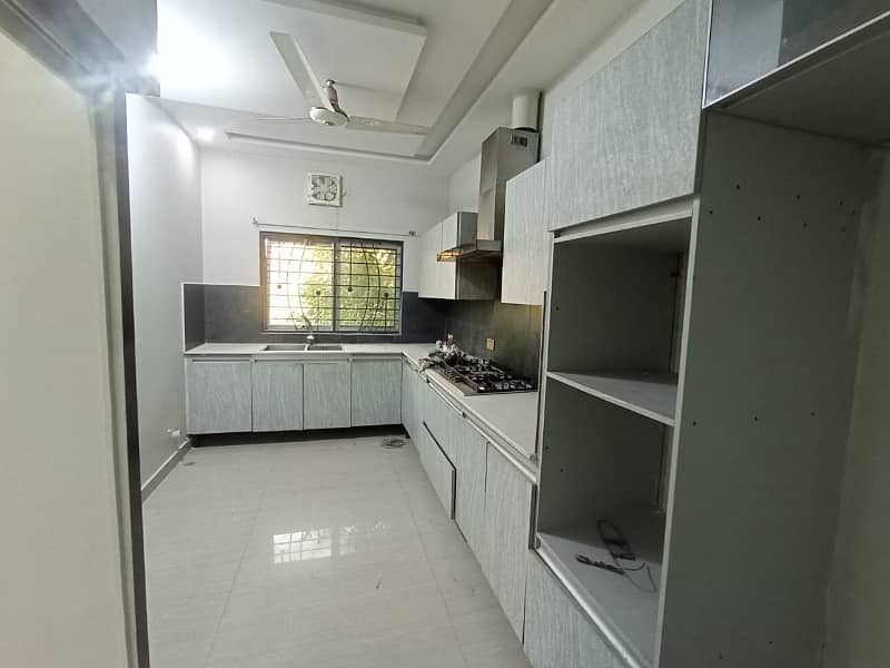 1 Kanal Upper Portion for Rent in DHA Phase 7 3 Beds, 3 Bathrooms 8